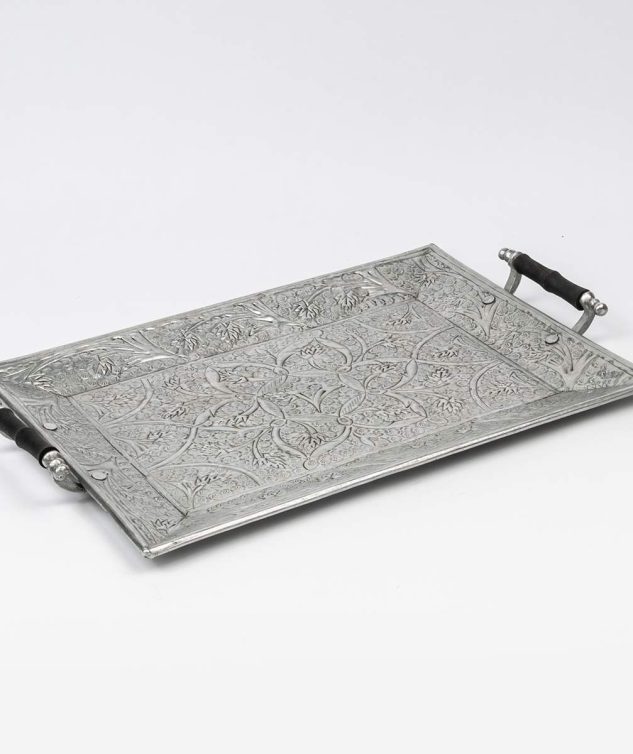 Bandeja Retangular Ásia de Metal com Fundo Trabalhado e Alça de Madeira cod 007866 46cm x 34cm x 3cm