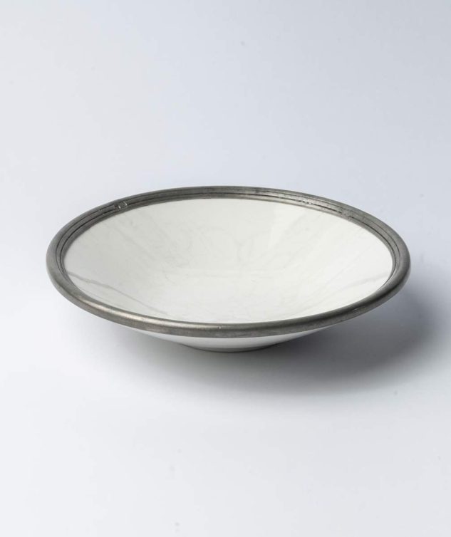 Bateia de Porcelana Branca com Borda de Estanho P cod 005633 25cm x 5cm