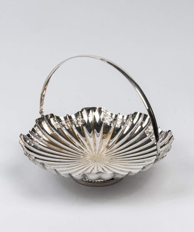 Cesta-de-Prata-com-Pe-Plissada-e-Detalhe-Guirlanda-Pendurada-cod-008091-25cm-x6cm-2.jpg
