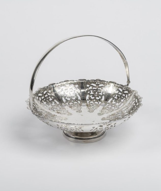 Cesta de Prata com Pé e Borda toda Vazada Lembrando Caveira cod 008090 25cm x8cm