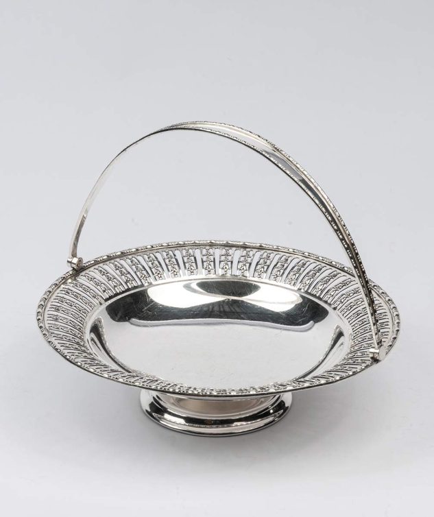 Cesta-de-Prata-com-Pe-e-Detalhe-de-Botao-de-Rosa-cod-002713-26cm-x8cm-2.jpg
