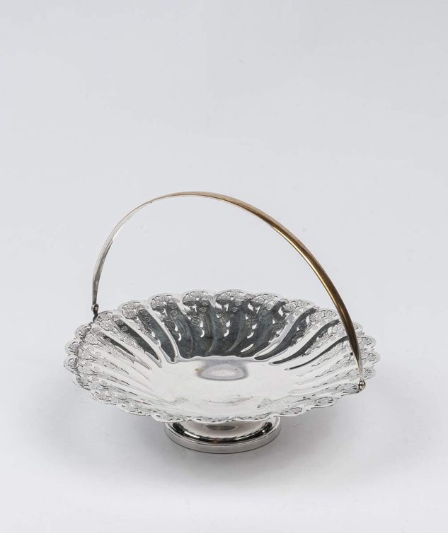 Cesta-de-Prata-com-Pe-e-Detalhe-de-Ramo-de-Margarida-cod-008089-24cm-x-6cm-2.jpg