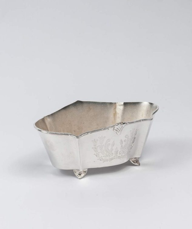 Floreira-Oval-Com-Brasao-Guirlanda-cod-005743-22cm-x-14cm-x-9cm-2.jpg