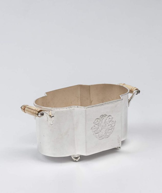 Floreira-Oval-com-Alca-de-Osso-cod-005331-19cm-x-12cm-x-10cm-2.jpg