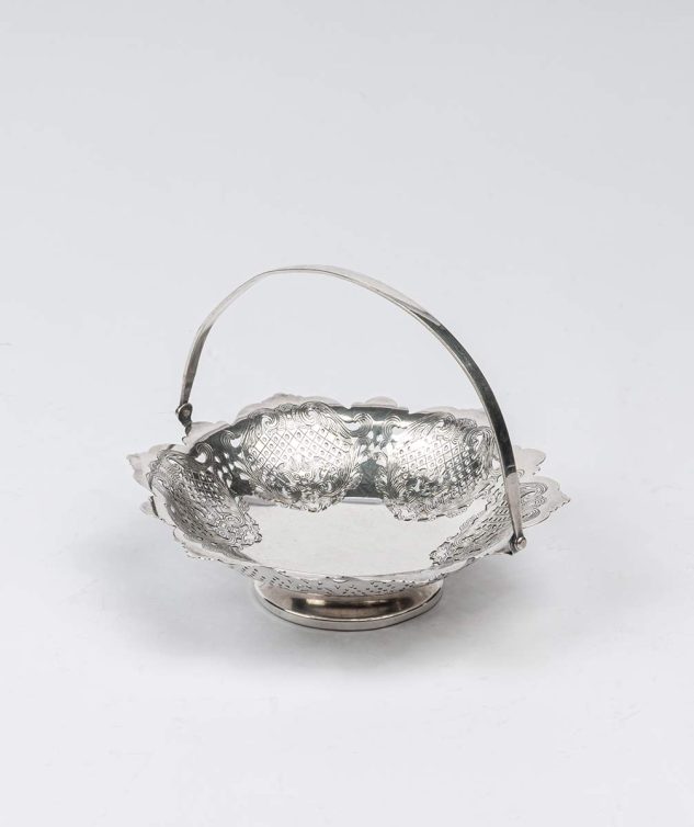 Mini-Cesta-de-Prata-com-Borda-de-Brasao-Lembrando-Morango-cod-008092-17cm-x3cm-2.jpg
