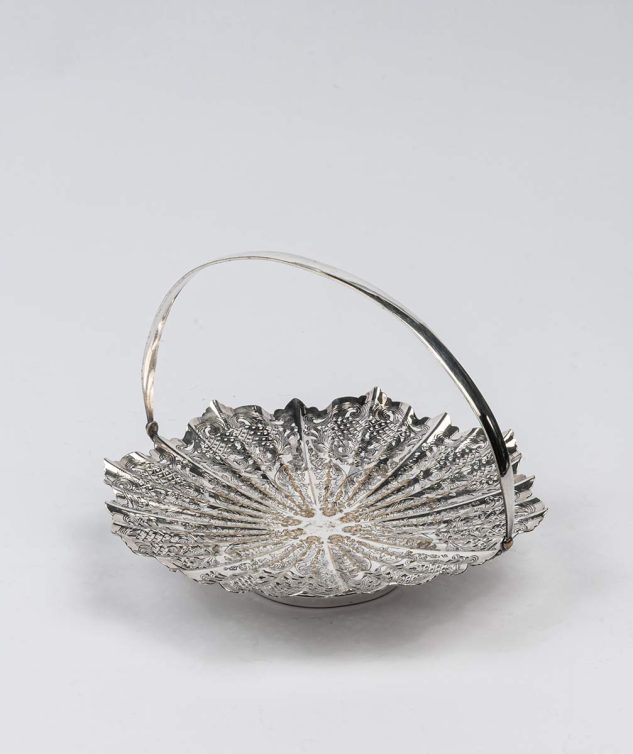 Mini-Cesta-de-Prata-com-Pe-Plissada-no-Morango-cod-007779-20cm-x3cm-2.jpg
