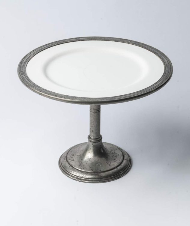 Prato Porcelana Branca com Pé e Borda de Estanho cod 005634 28cm x 21cm