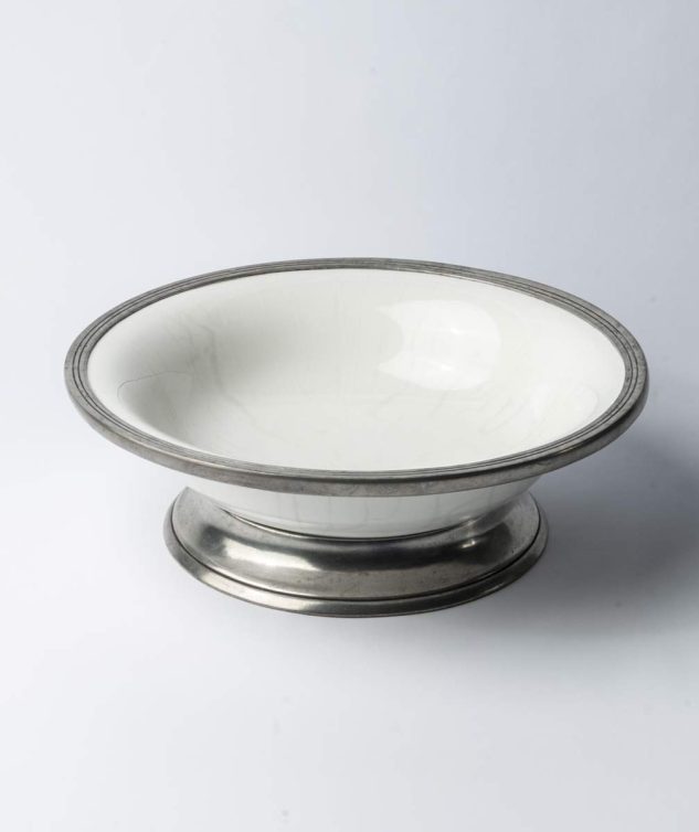 Saladeira Redonda de Porc. Branca com Pé e Borda de Estanho cod 005618 37,5cm X 12,5cm