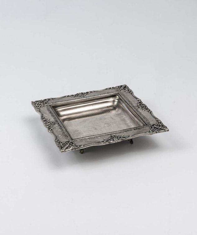 Salva-Quadrada-com-pe-Tipo-Estanho-cod-004392-24cm-x-24cm-x-5cm-2.jpg