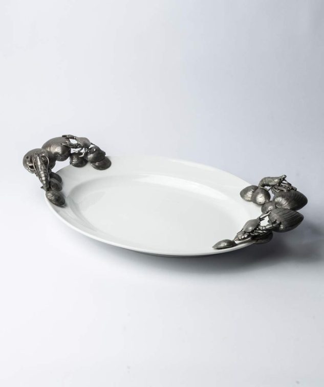 Travessa de Por. Branca com Alça de Caranguejo em Estanho cod 005616 56cm x 34,5cm x5cm