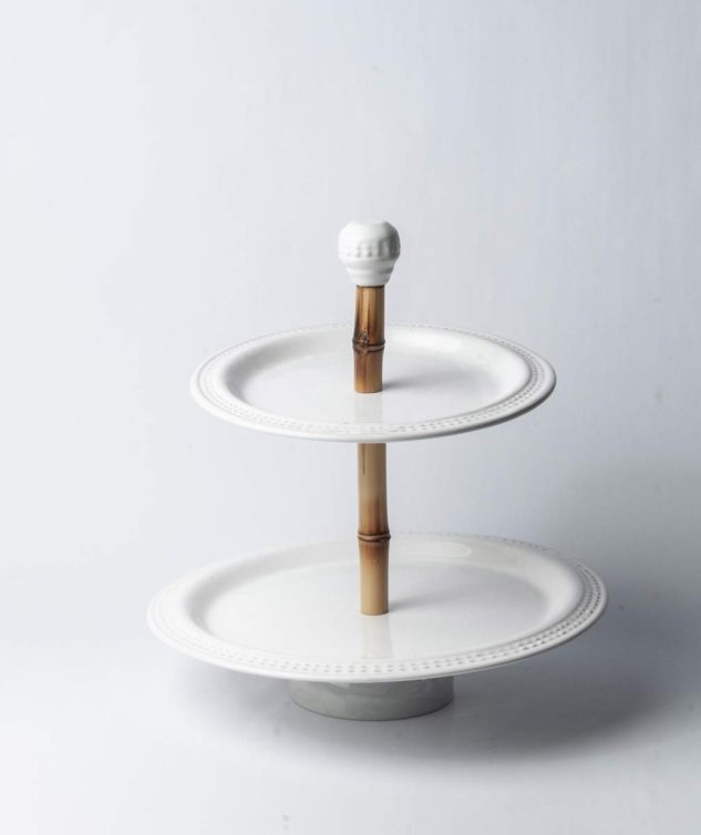 Tripé de Porcelana 02 Andares Com Bambú Branco - Modelo Antigo cod 005102 base 36cm x altura 46cm