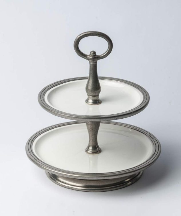 Tripé de Porcelana Branca com Borda de Estanho 02 Andares cod 005636 25cm inferior 20cm superior e 28 cm de altura